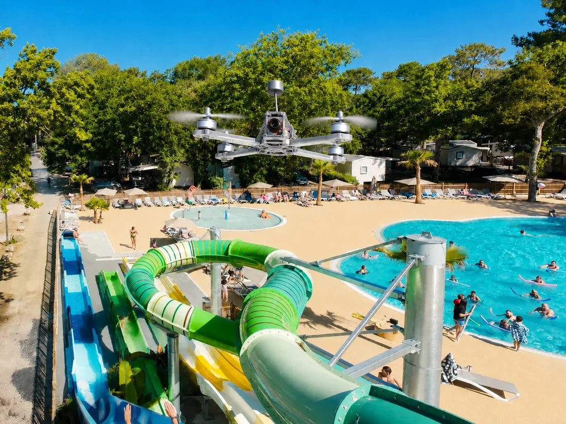 Vue drone de l'espace aquatique d'un camping client